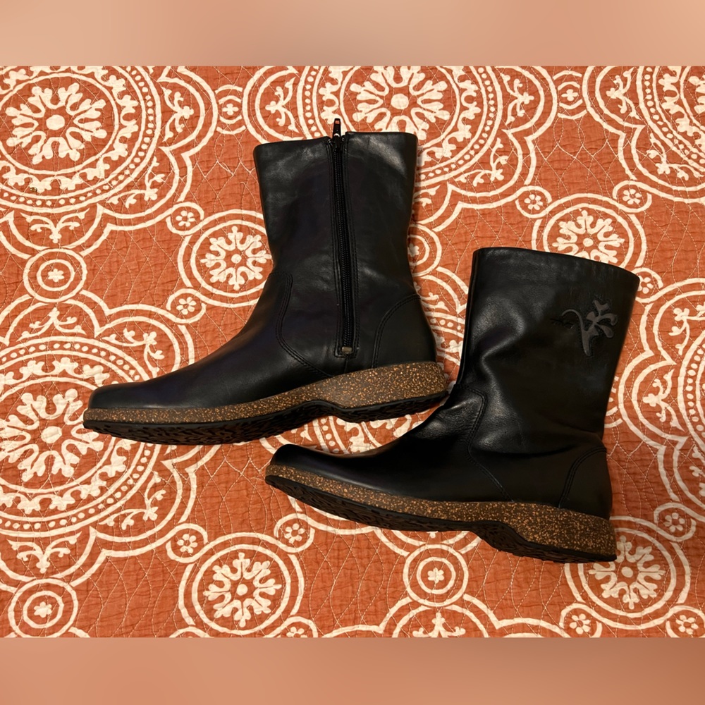 Womens Teva black leather boots 8.5